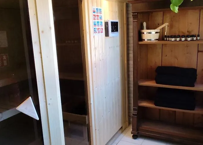 Grosse Klecks Mit Sauna *